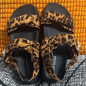 TOP Moda woman size 6 Brown Leopard Sandals